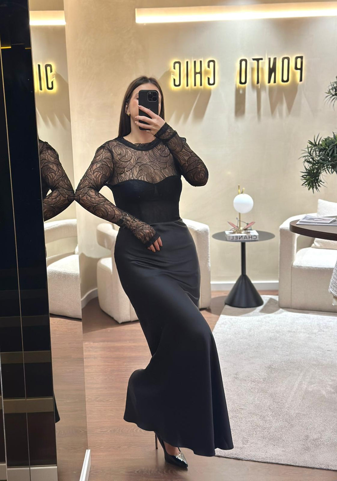VESTIDO PRETO COM RENDA E SAIA ACETINADA IMPERIAL