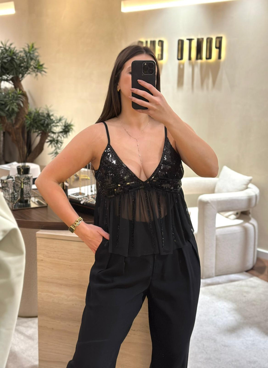 TOP PRETO EM TULE COM BORDADO DE LANTEJOULAS PONTO CHIC