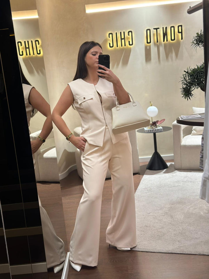 COLETE BEGE COM BOLSOS DECORATIVOS RINASCIMENTO
