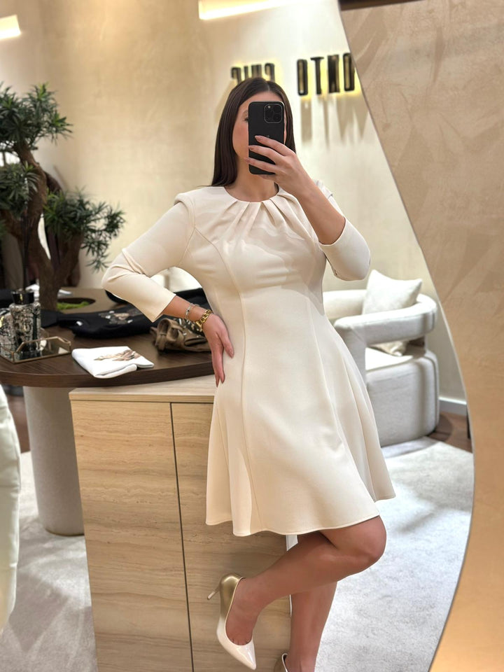 VESTIDO BEGE COM PREGAS RINASCIMENTO