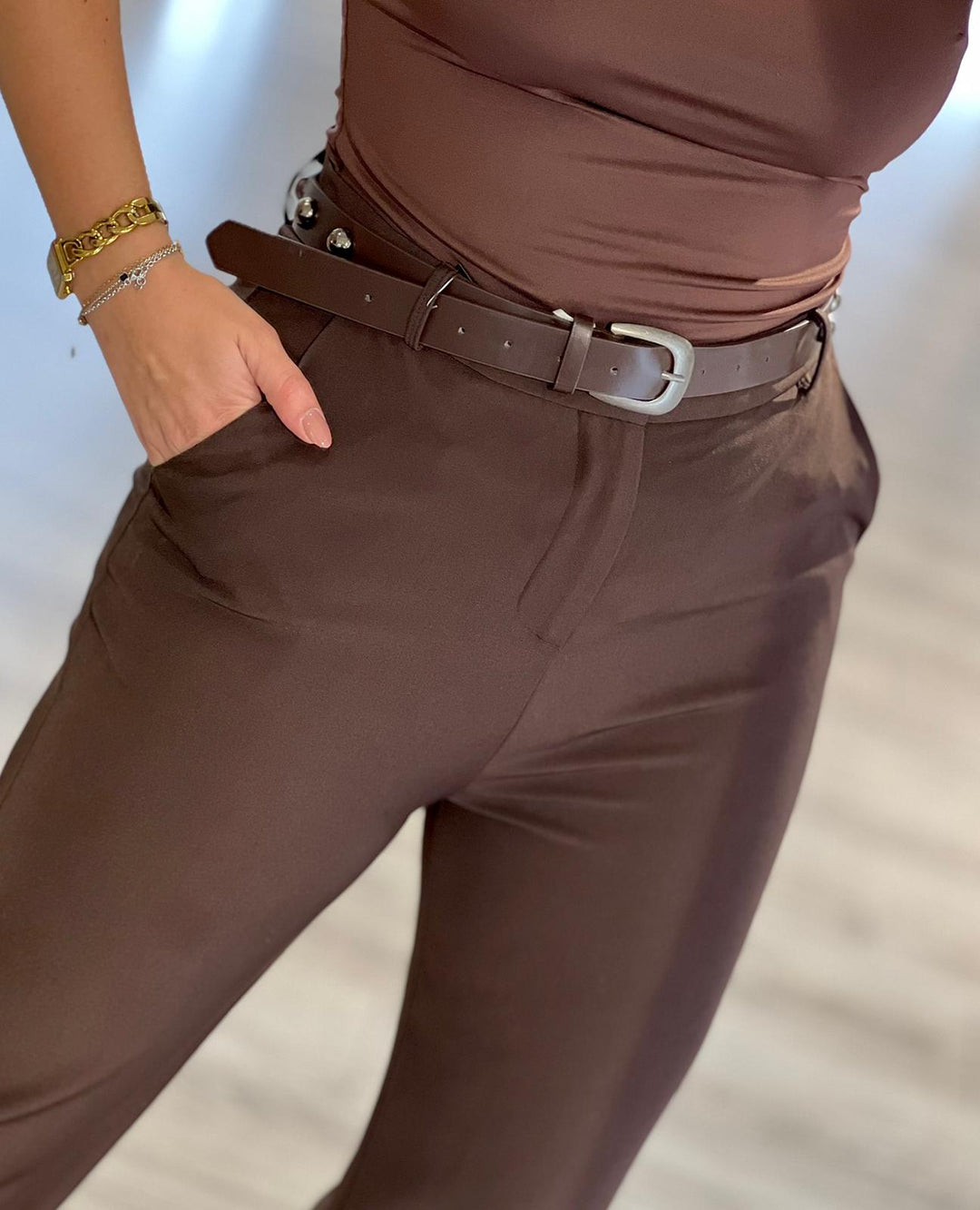 CINTO CASTANHO COM TACHAS METÁLICAS SAHOCO