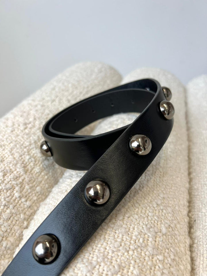 CINTO PRETO COM TACHAS METÁLICAS SAHOCO