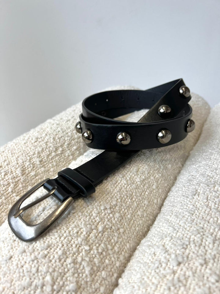 CINTO PRETO COM TACHAS METÁLICAS SAHOCO