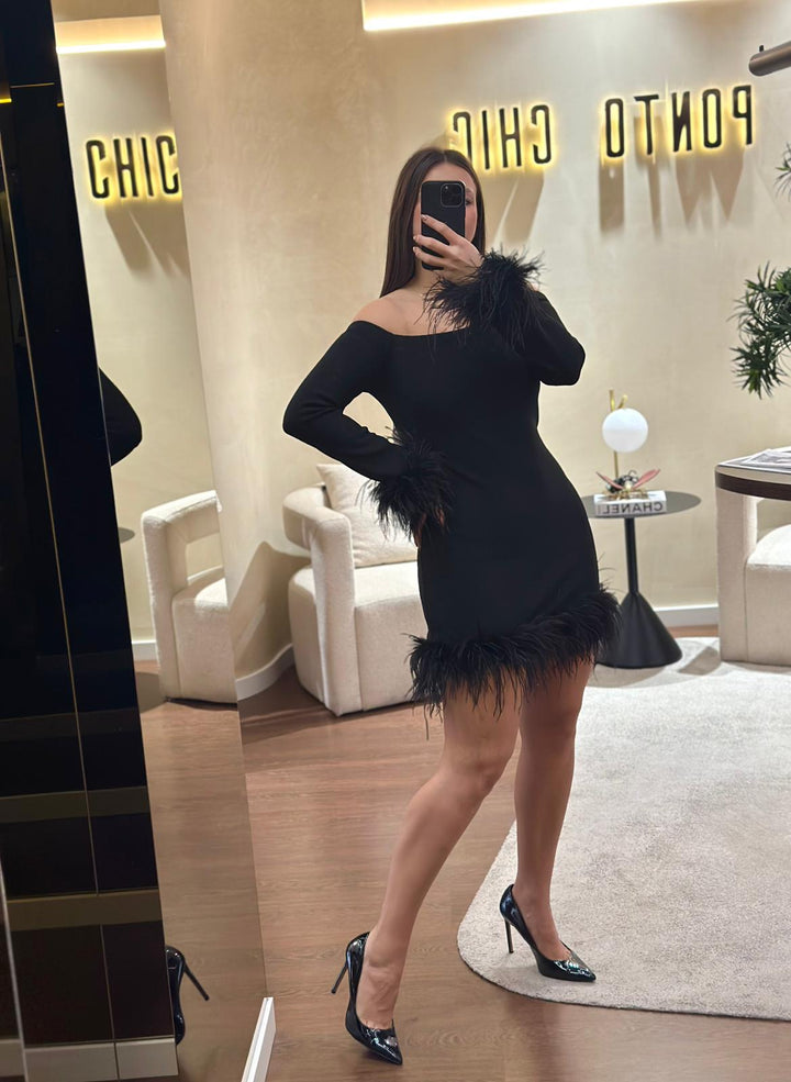 VESTIDO PRETO CURTO COM PENAS ELEH