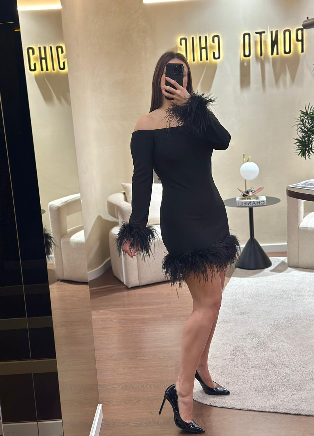 VESTIDO PRETO CURTO COM PENAS ELEH