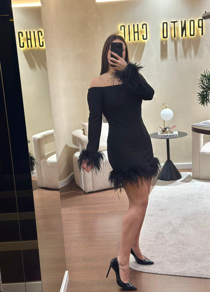 VESTIDO PRETO CURTO COM PENAS ELEH