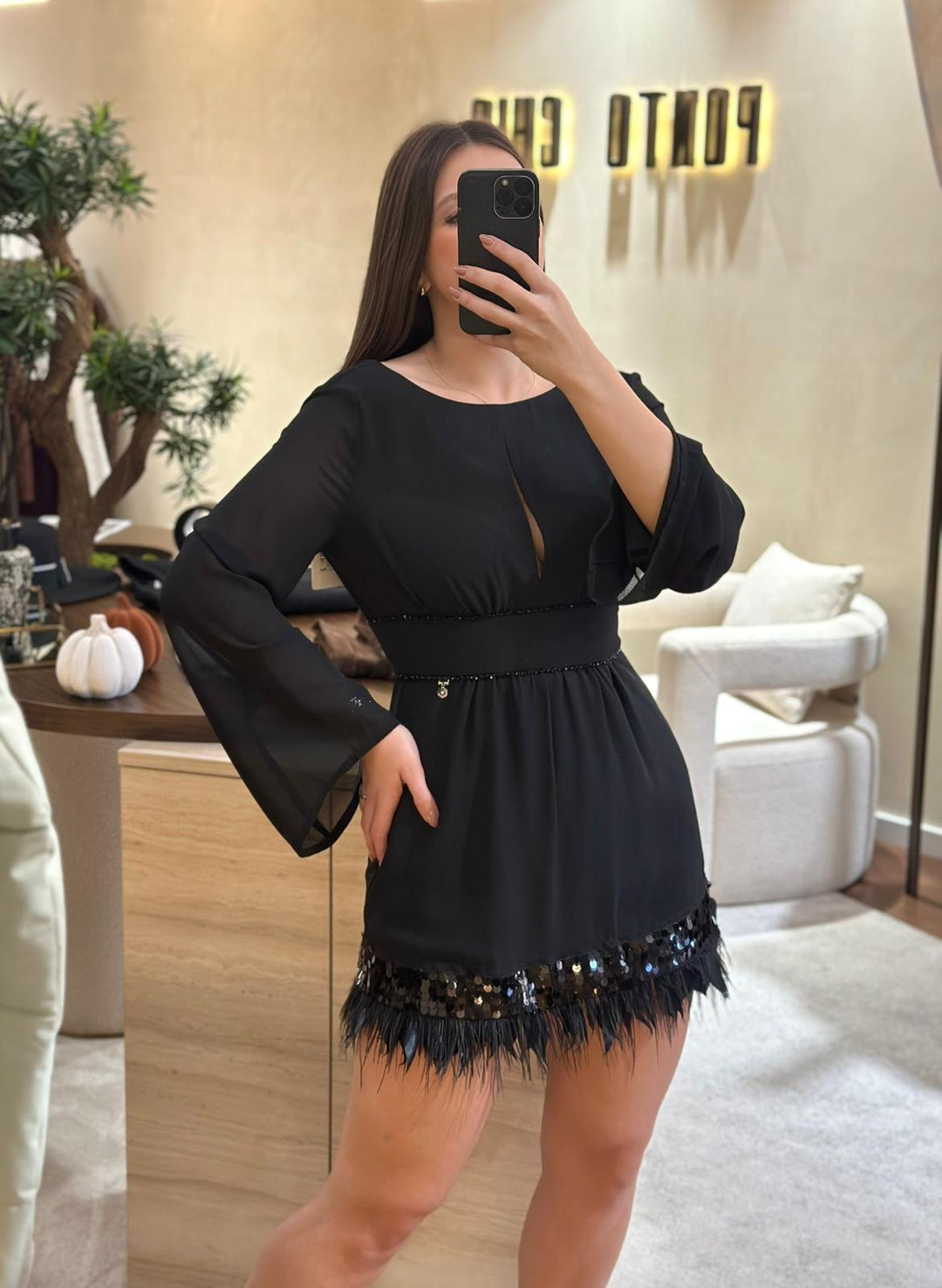 VESTIDO PRETO CURTO COM BRILHO E PEDRARIA GOA GOA