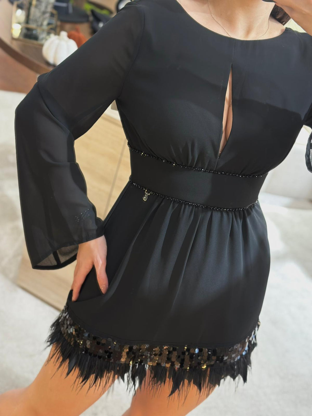 VESTIDO PRETO CURTO COM BRILHO E PEDRARIA GOA GOA