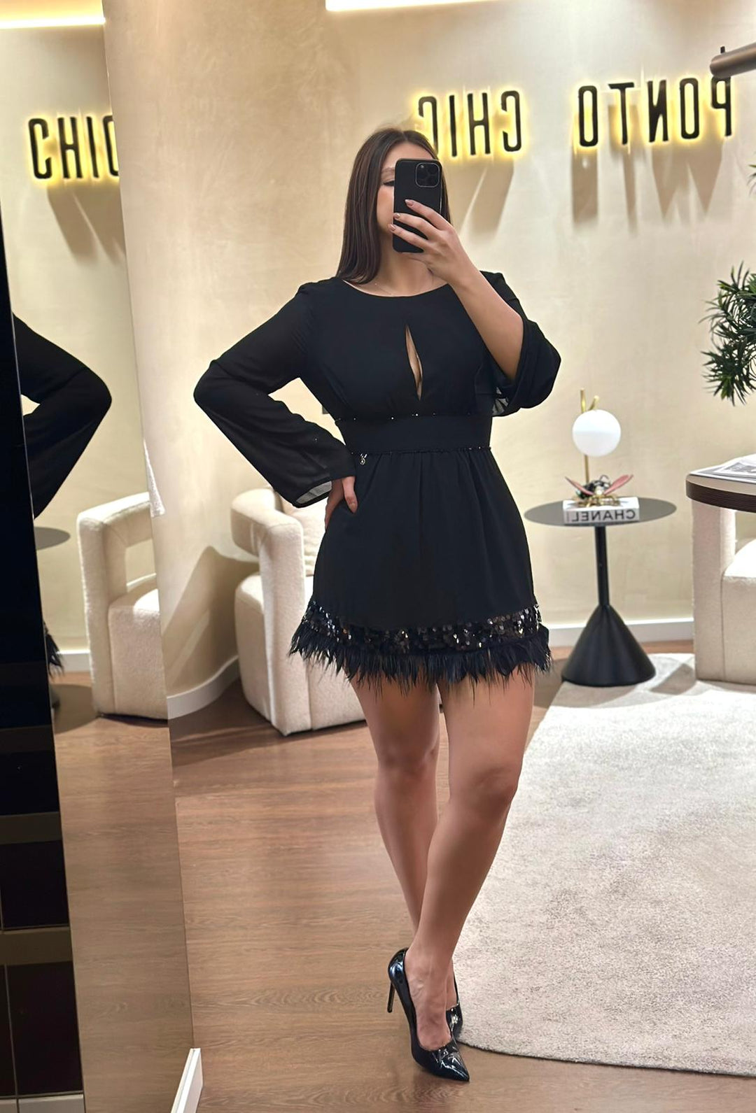VESTIDO PRETO CURTO COM BRILHO E PEDRARIA GOA GOA
