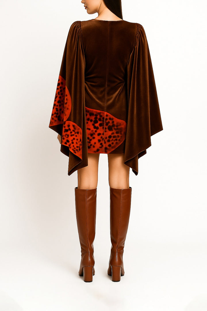 VESTIDO VELUDO CASTANHO COM ESTAMPA ARTÍSTICA SAHOCO