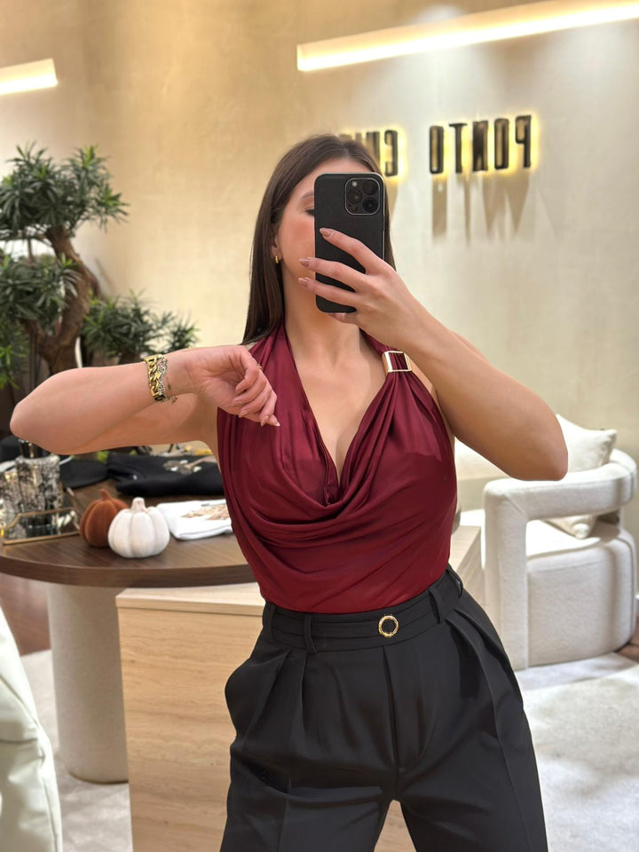TOP BORDÔ DE GOLA HALTER COM DETALHE DOURADO PONTO CHIC