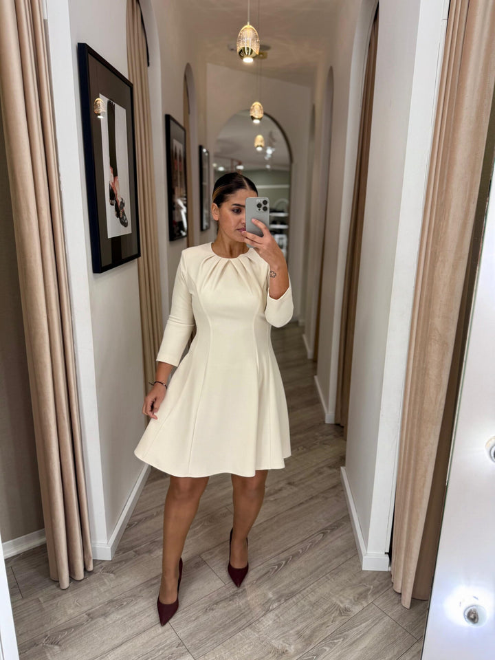 VESTIDO BEGE COM PREGAS RINASCIMENTO
