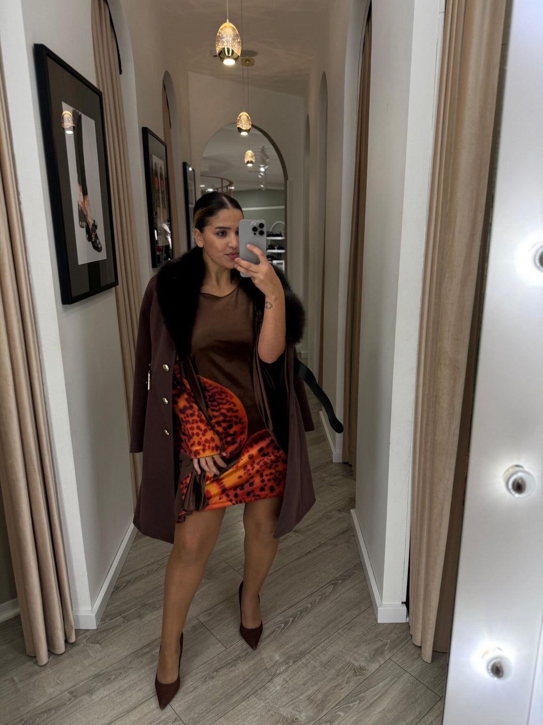 VESTIDO VELUDO CASTANHO COM ESTAMPA ARTÍSTICA SAHOCO