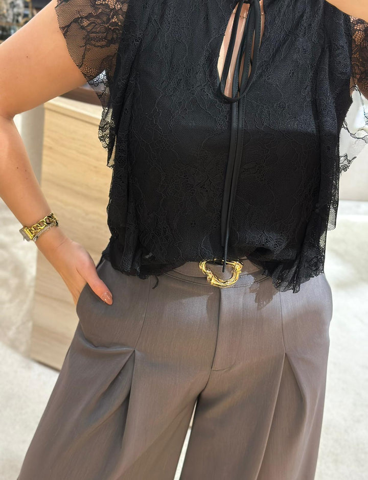 BLUSA PRETA EM RENDA COM LAÇOS RINASCIMENTO