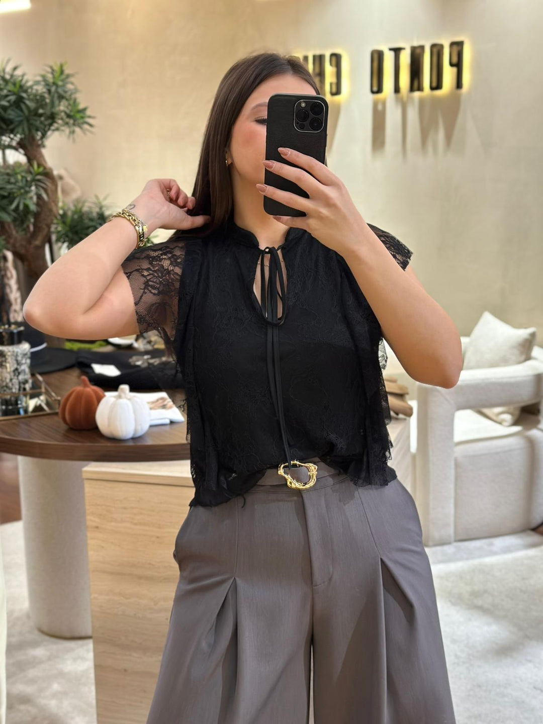 BLUSA PRETA EM RENDA COM LAÇOS RINASCIMENTO