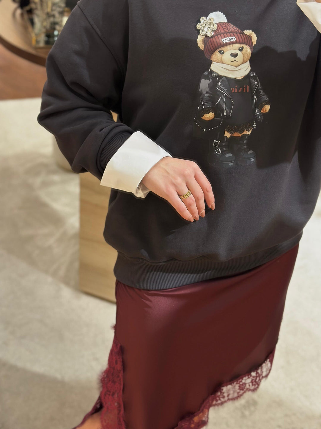 SWEATSHIRT PRETA COM URSO APLICADO DIXIE