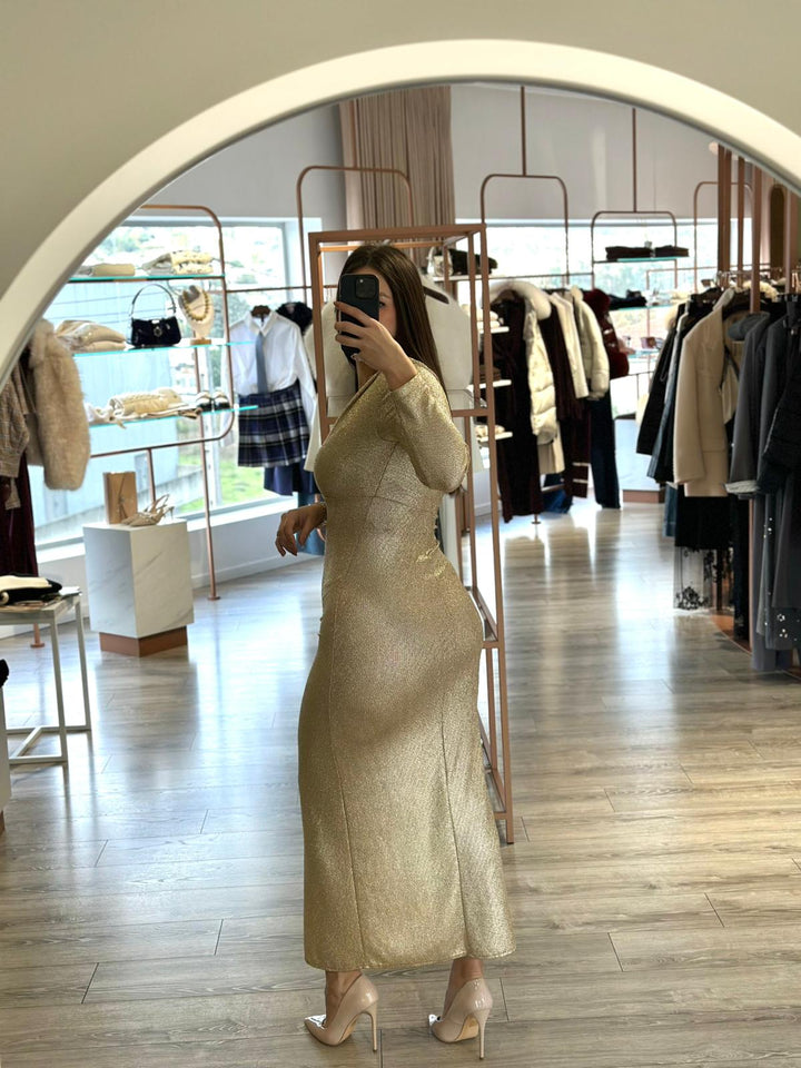 VESTIDO DOURADO COM BRILHO E DRAPEADO RINASCIMENTO
