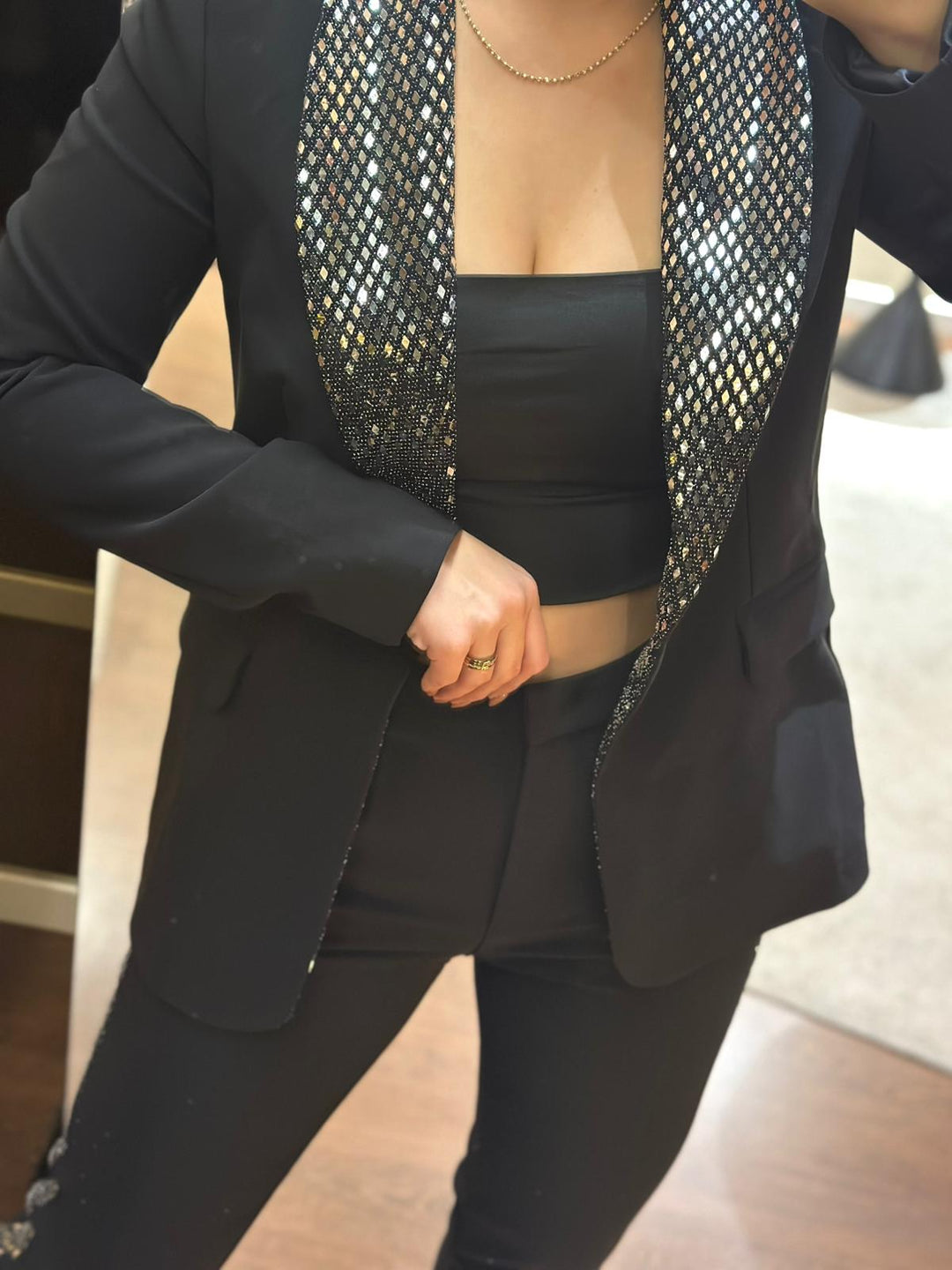 BLAZER PRETO COM LAPELAS DE LANTEJOULAS RINASCIMENTO