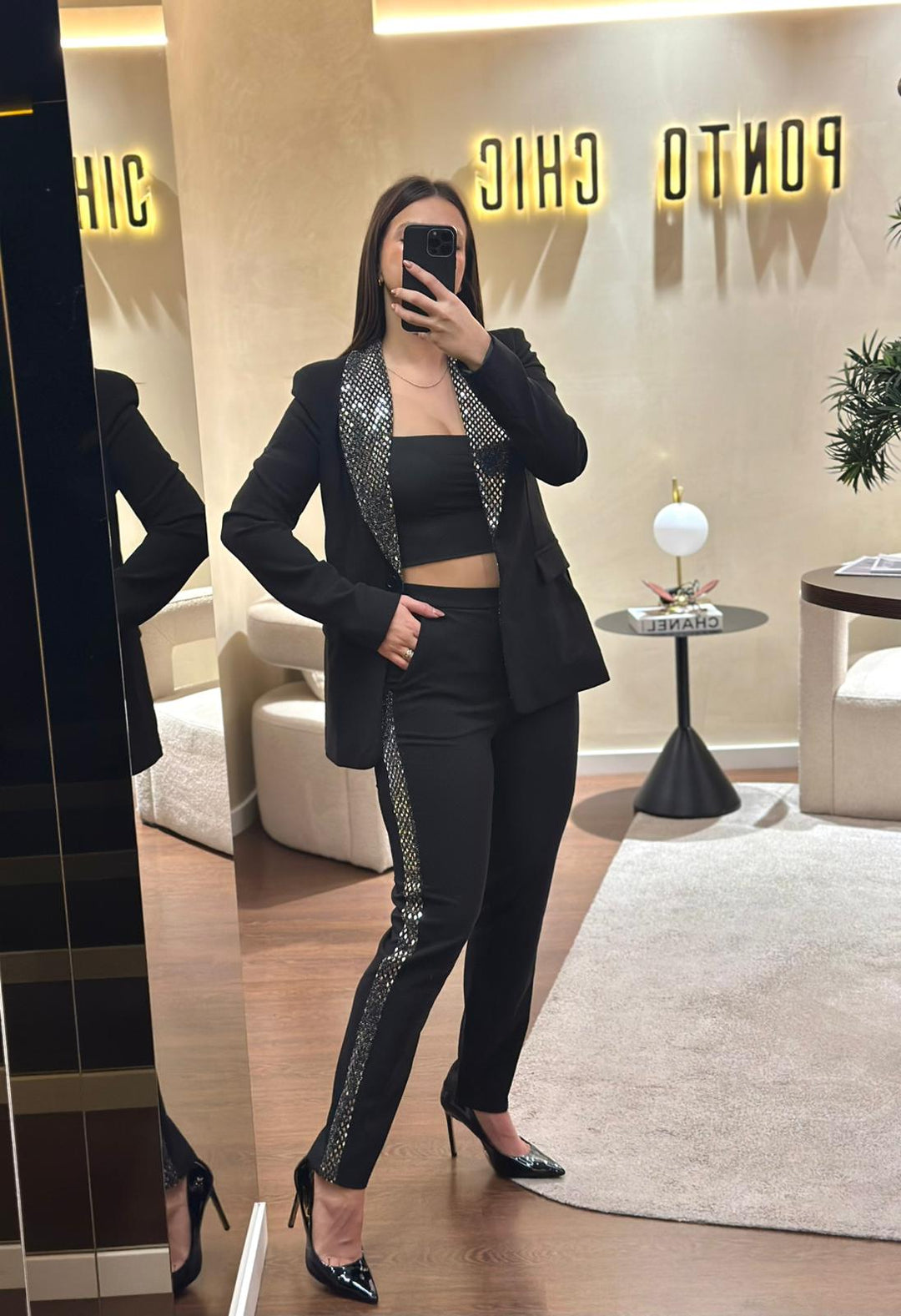 CALÇA PRETA COM DETALHE DE LANTEJOULAS RINASCIMENTO