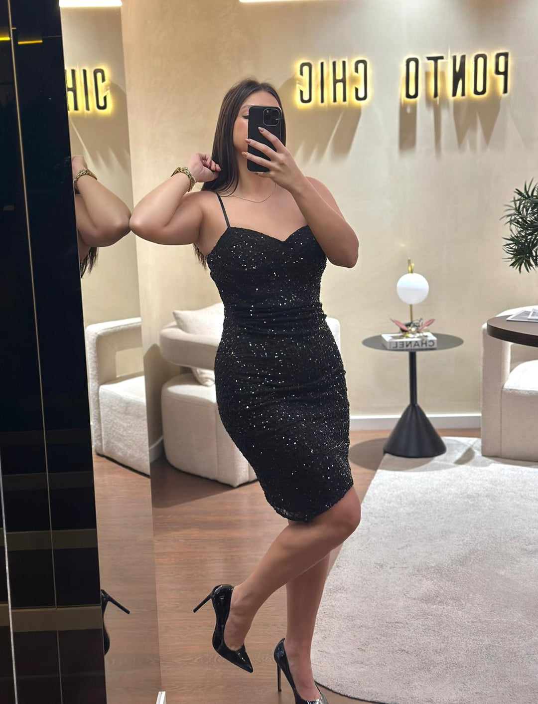 VESTIDO PRETO DE LANTEJOULAS RINASCIMENTO