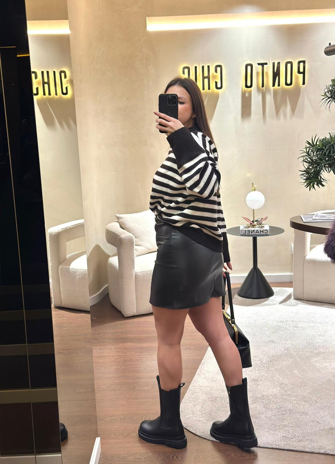 SAIA EM ECOPELE PRETA PONTO CHIC