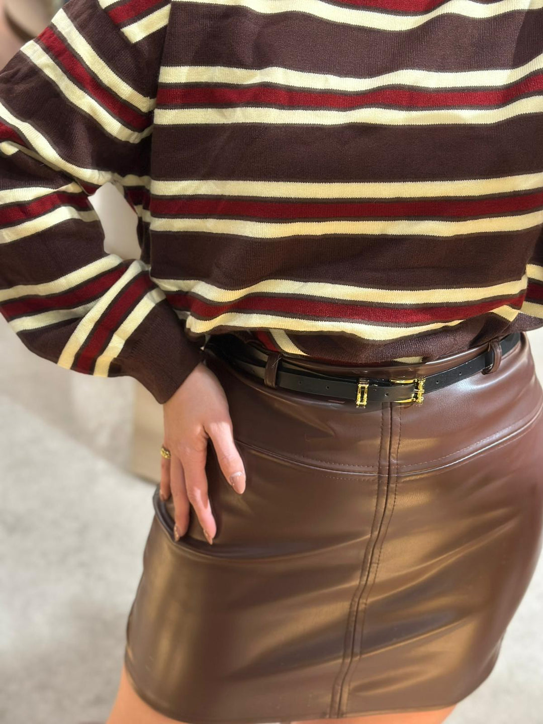 CAMISOLA CASTANHA COM RISCAS CREME E BORDÔ PONTO CHIC
