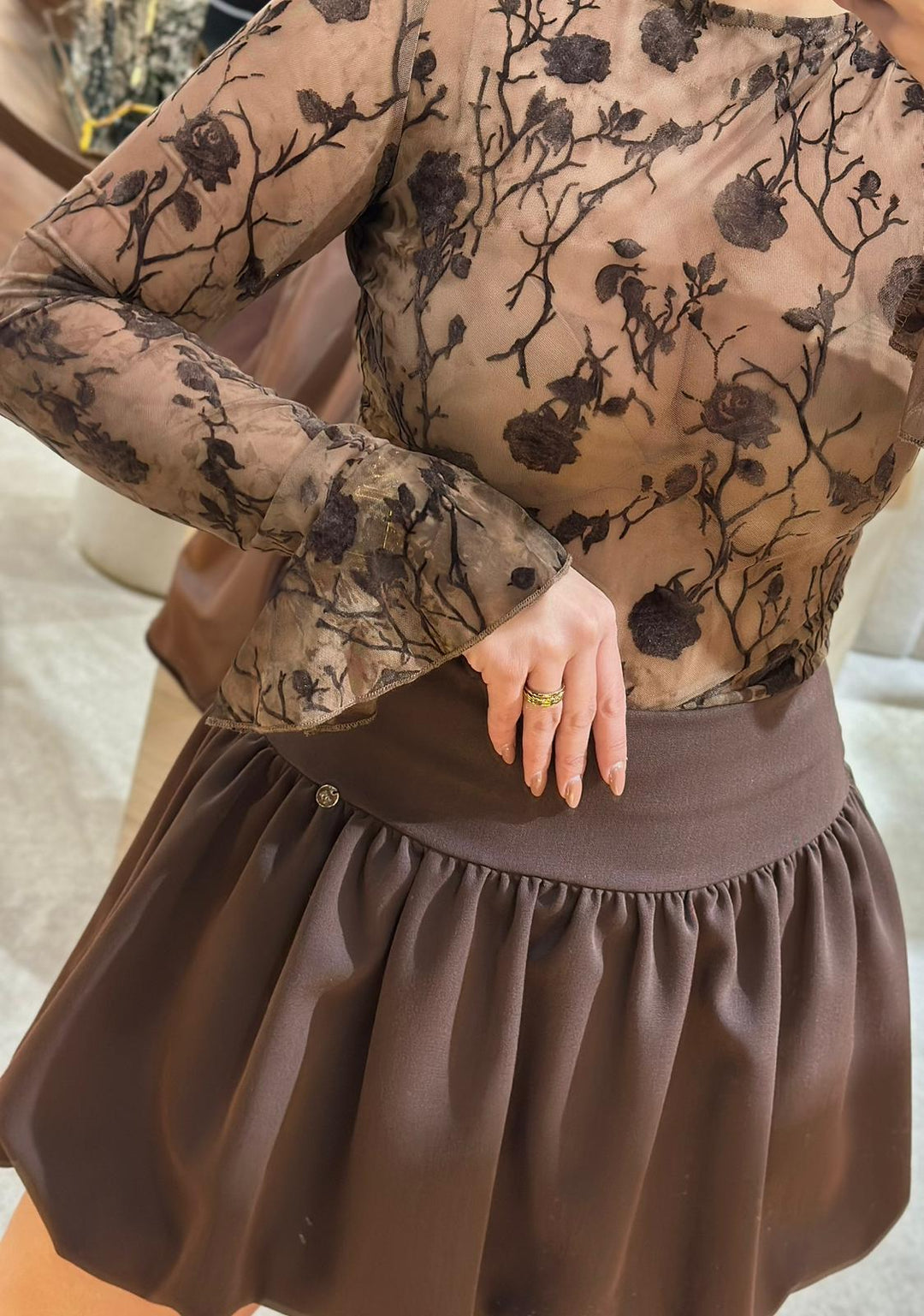 BLUSA CASTANHA COM FLORES PONTO CHIC