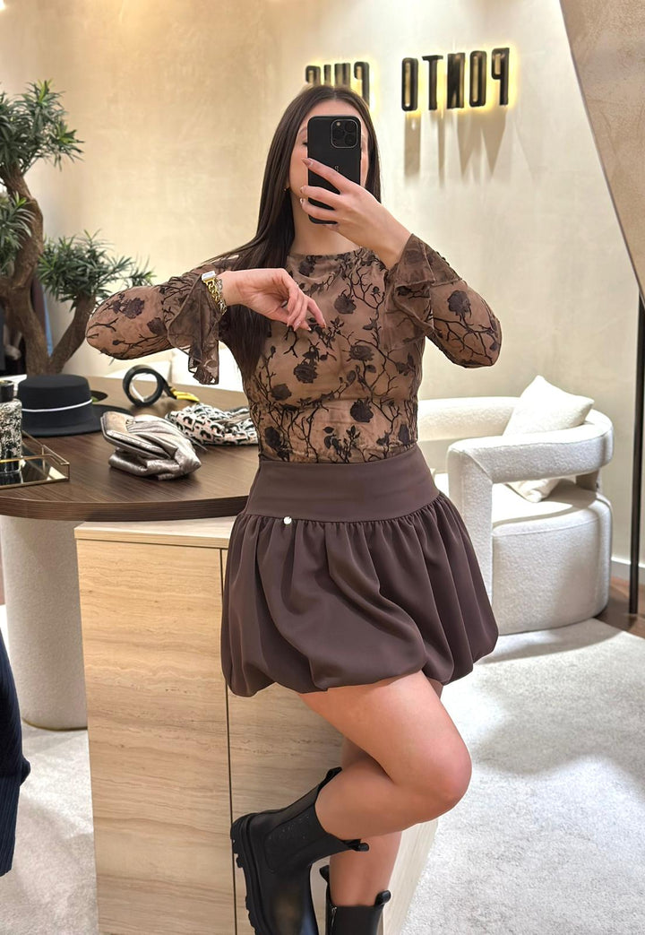 BLUSA CASTANHA COM FLORES PONTO CHIC