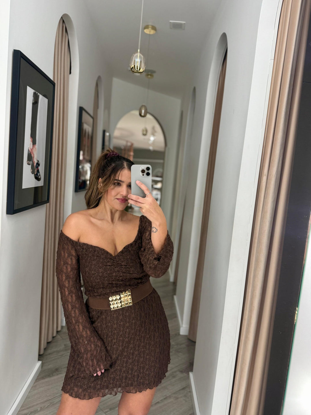 VESTIDO DE RENDA CASTANHO PONTO CHIC