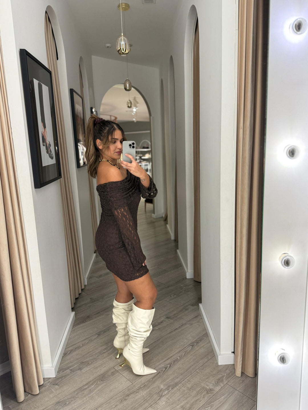 VESTIDO DE RENDA CASTANHO OMBRO A OMBRO PONTO CHIC
