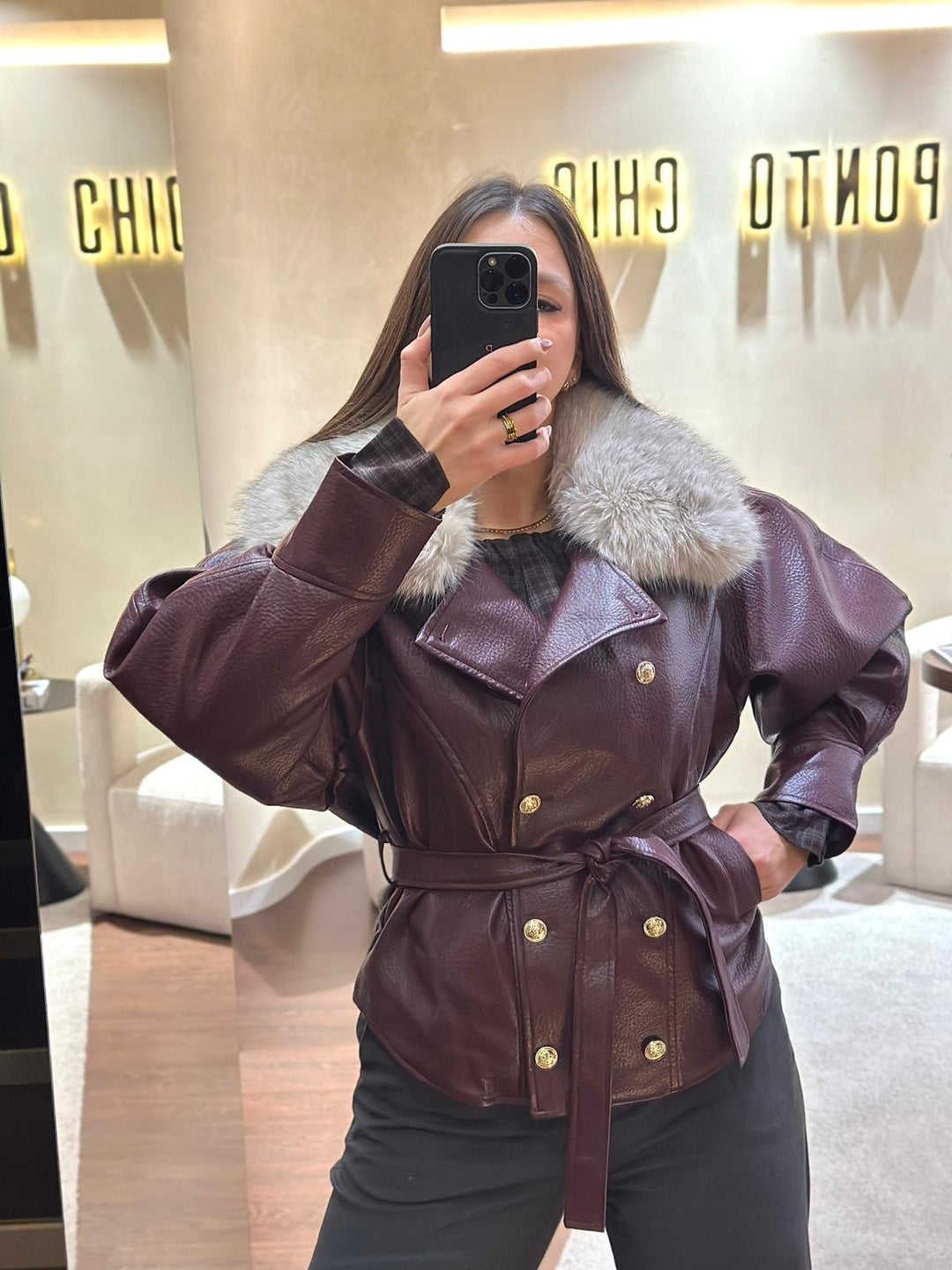 CASACO CURTO BORDEAUX EM ECOPELE COM PELO PONTO CHIC