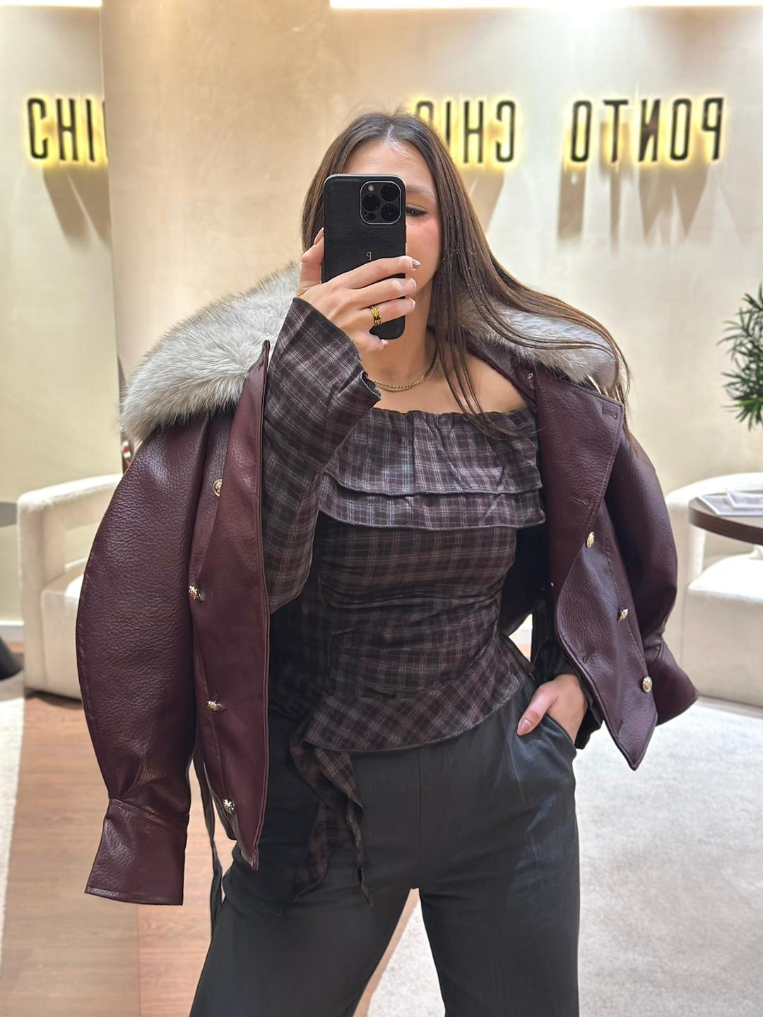 CASACO CURTO BORDEAUX EM ECOPELE COM PELO PONTO CHIC