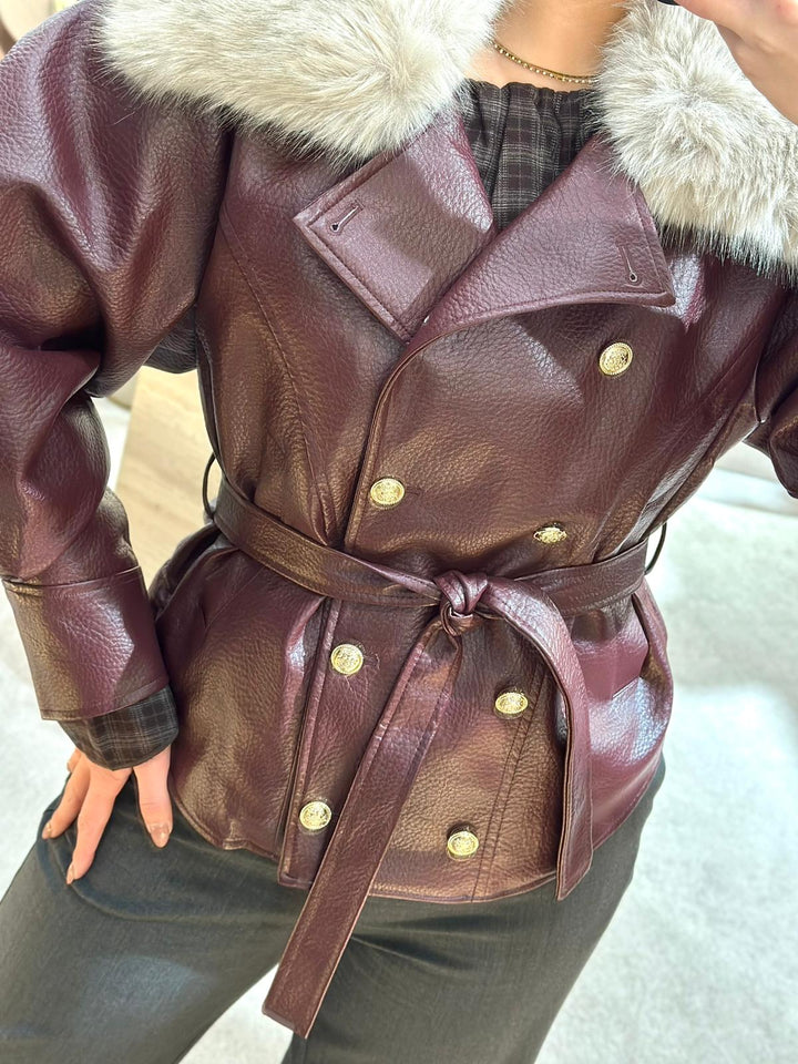 CASACO CURTO BORDEAUX EM ECOPELE COM PELO PONTO CHIC