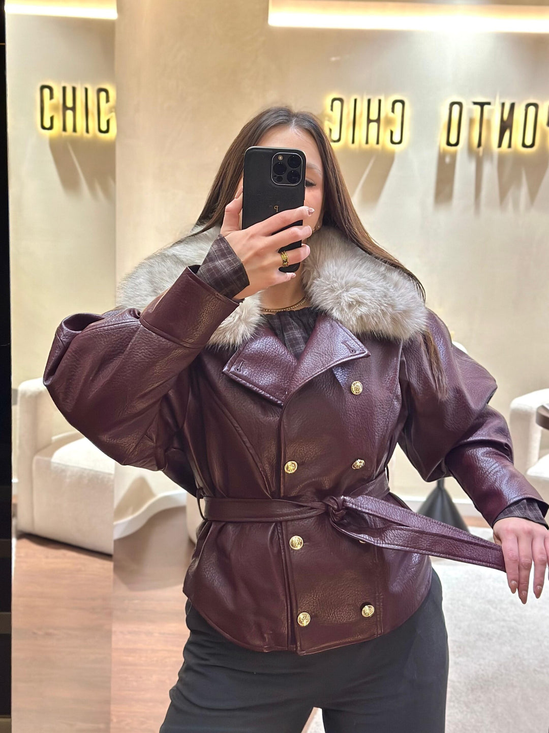 CASACO CURTO BORDEAUX EM ECOPELE COM PELO PONTO CHIC