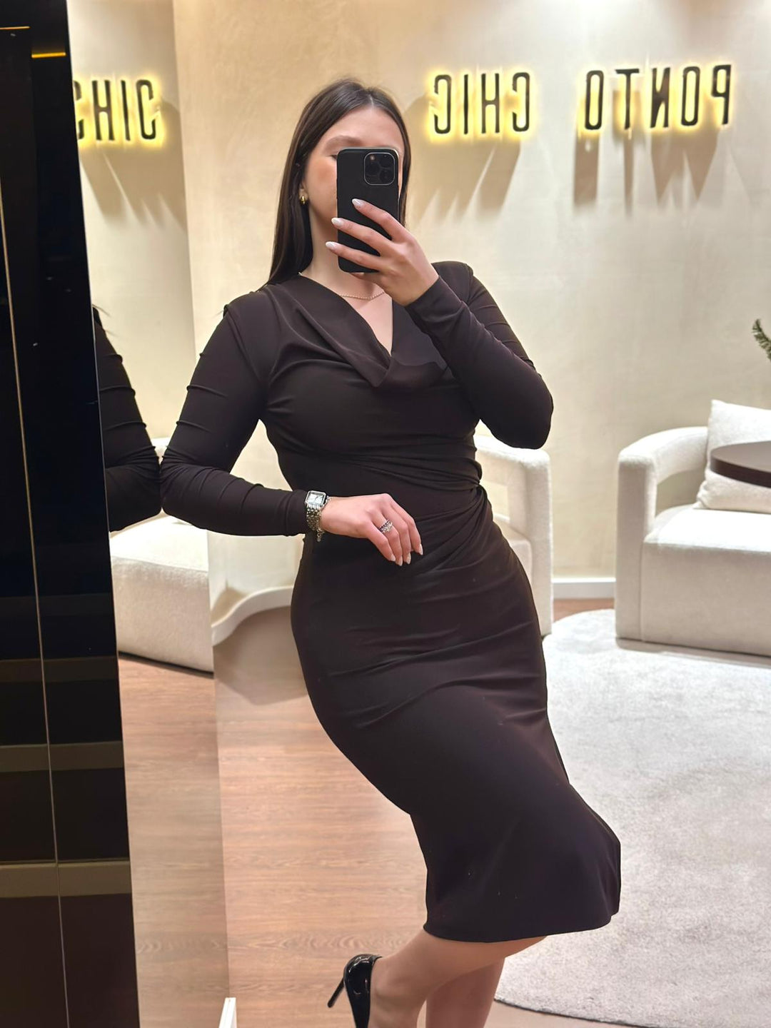 VESTIDO CASTANHO DRAPEADO PONTO CHIC