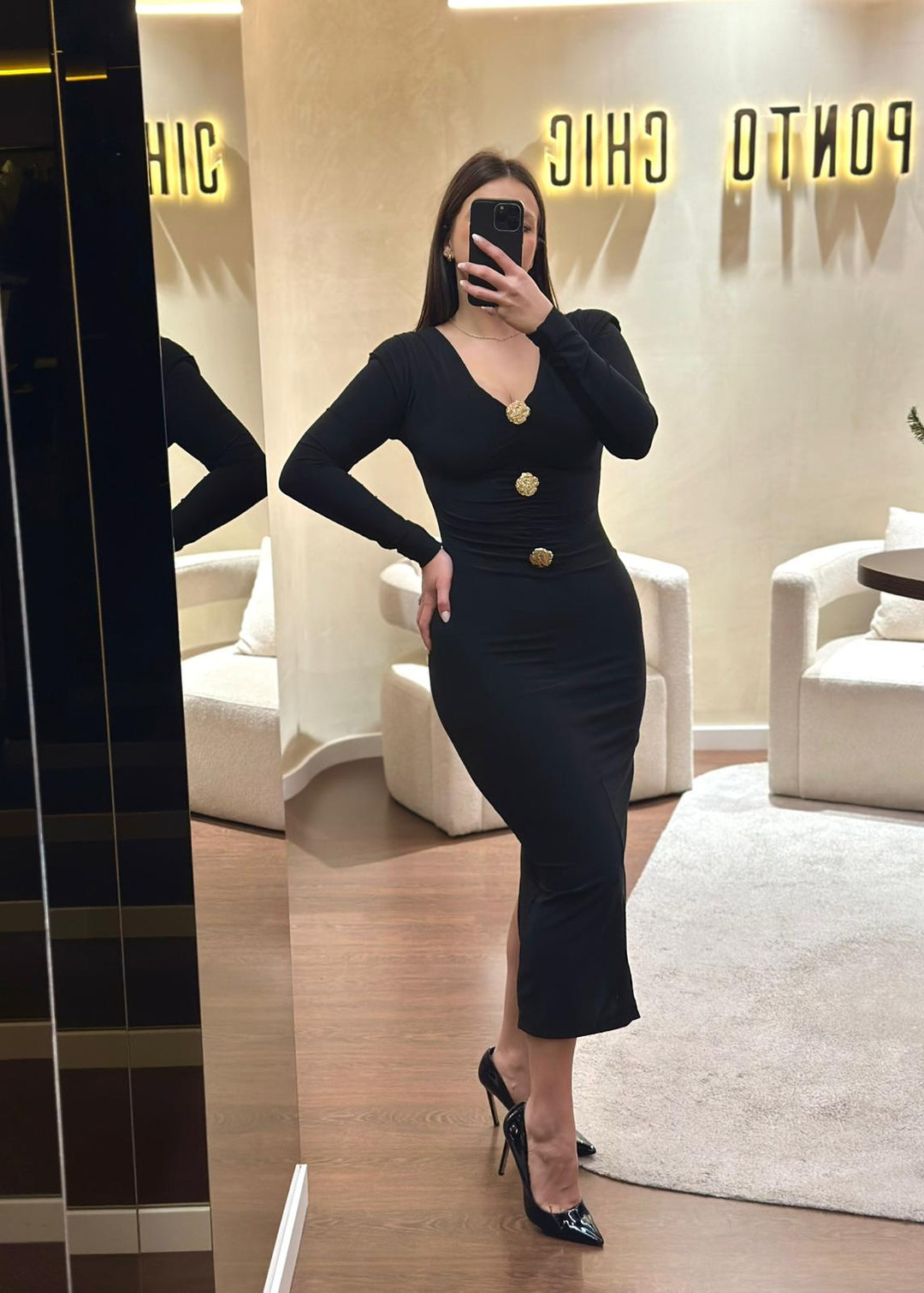 VESTIDO PRETO COM APLICAÇÕES DOURADAS PONTO CHIC