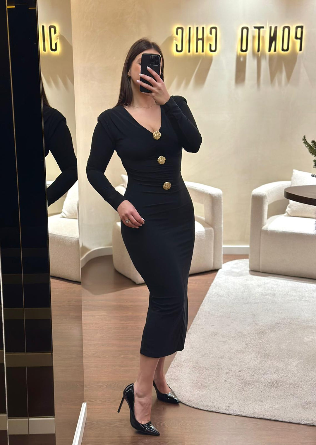 VESTIDO PRETO COM APLICAÇÕES DOURADAS PONTO CHIC