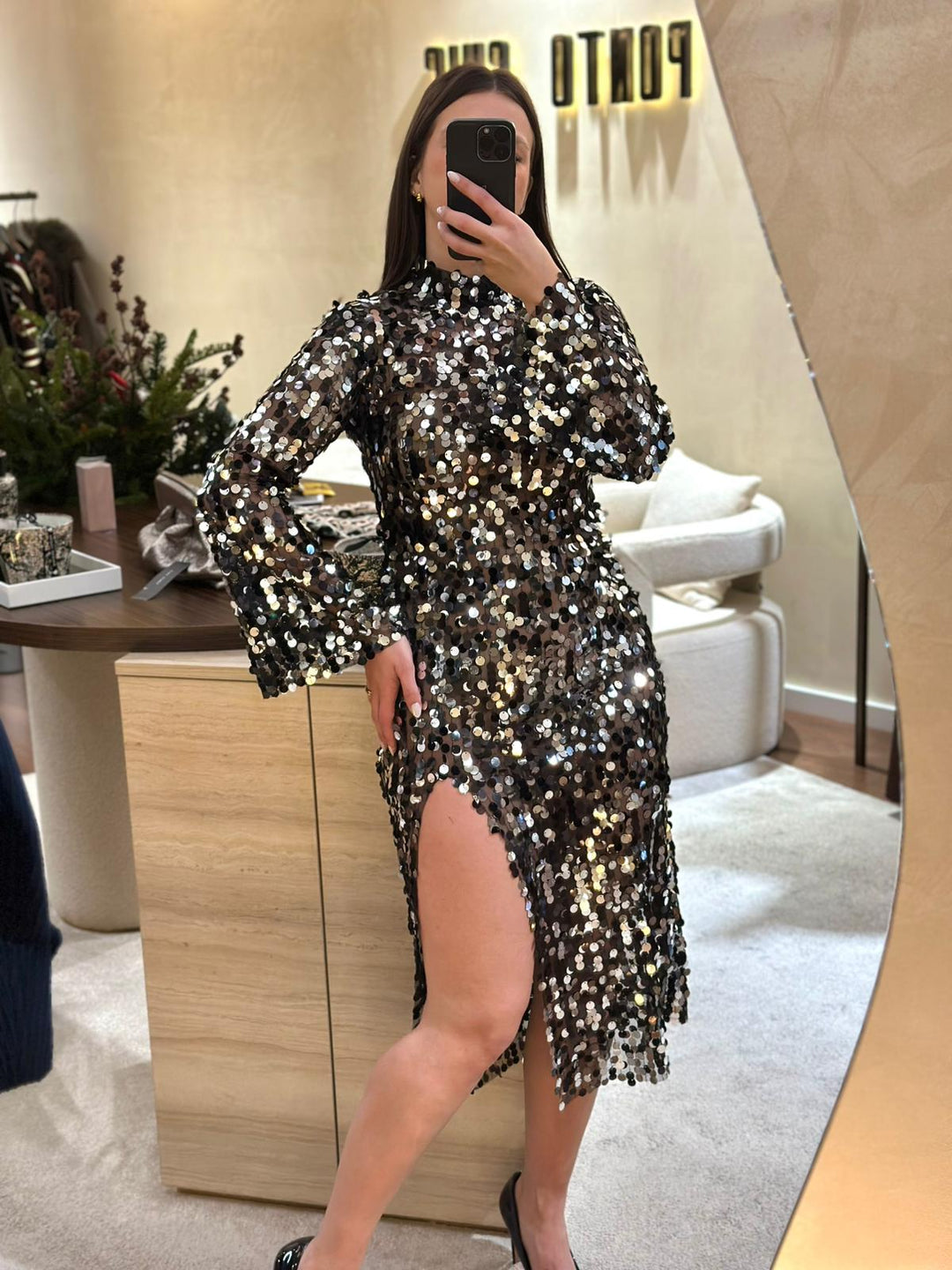 VESTIDO LONGO PRETO DE LANTEJOULAS PONTO CHIC
