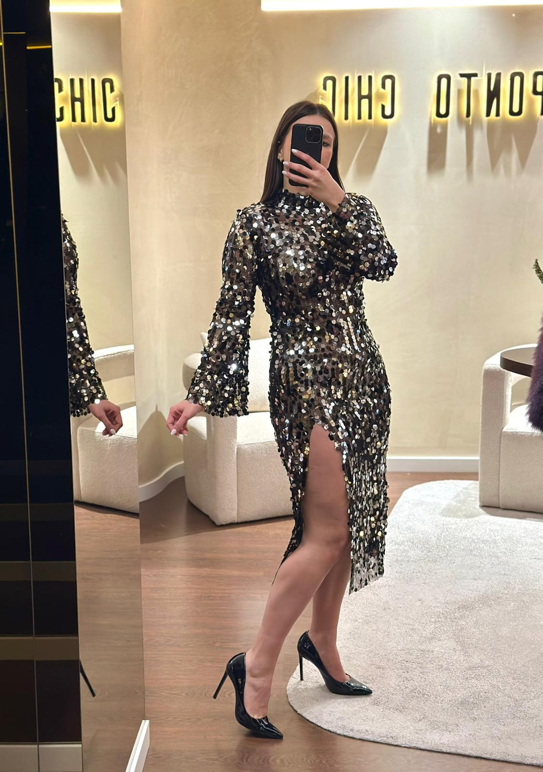 VESTIDO LONGO PRETO DE LANTEJOULAS PONTO CHIC