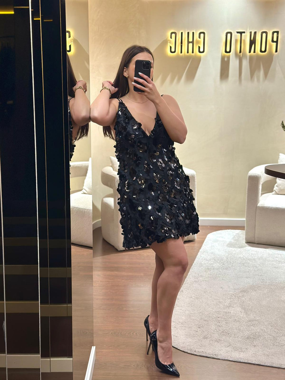 VESTIDO PRETO DE ALÇAS E LANTEJOULAS PONTO CHIC