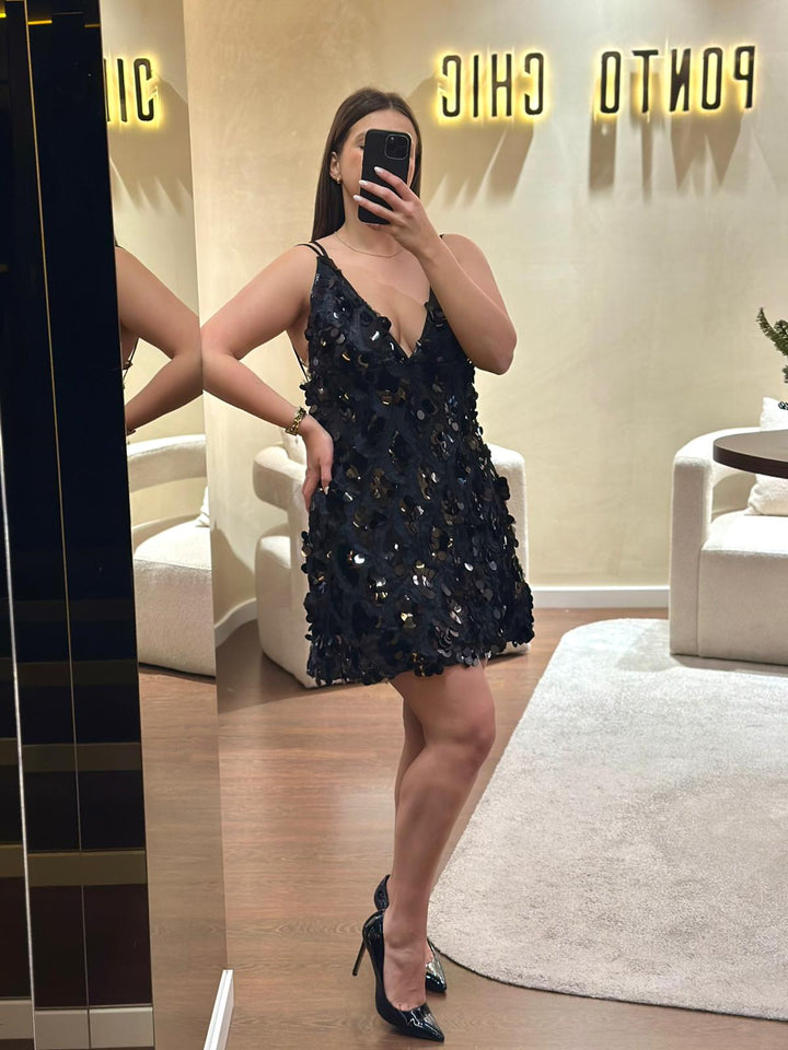 VESTIDO PRETO DE ALÇAS E LANTEJOULAS PONTO CHIC