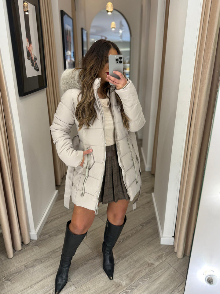 CASACO ACOLCHOADO BEGE COM PELO PONTO CHIC