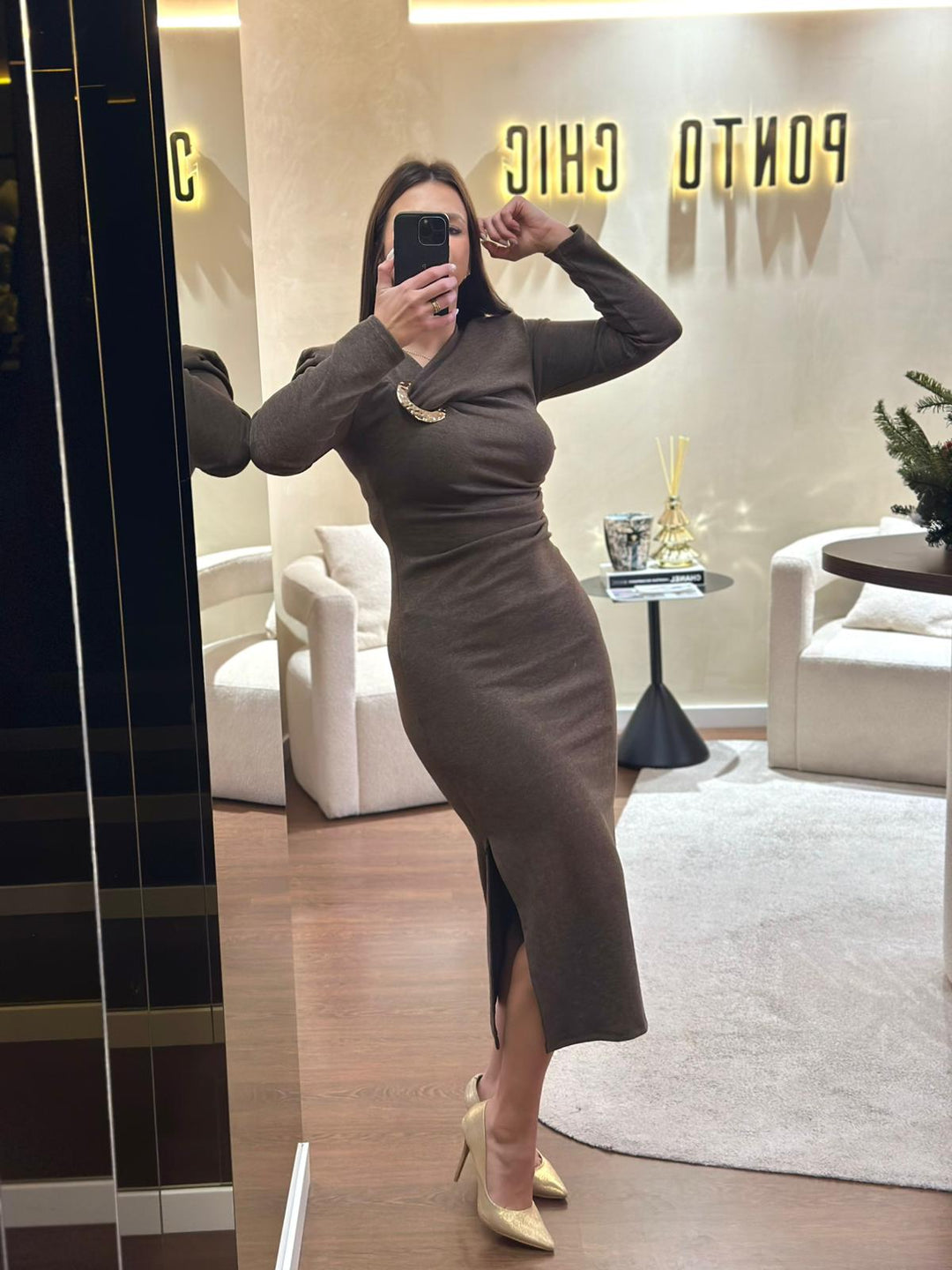 VESTIDO DRAPEADO COM FIVELA DOURADA CASTANHO PONTO CHIC
