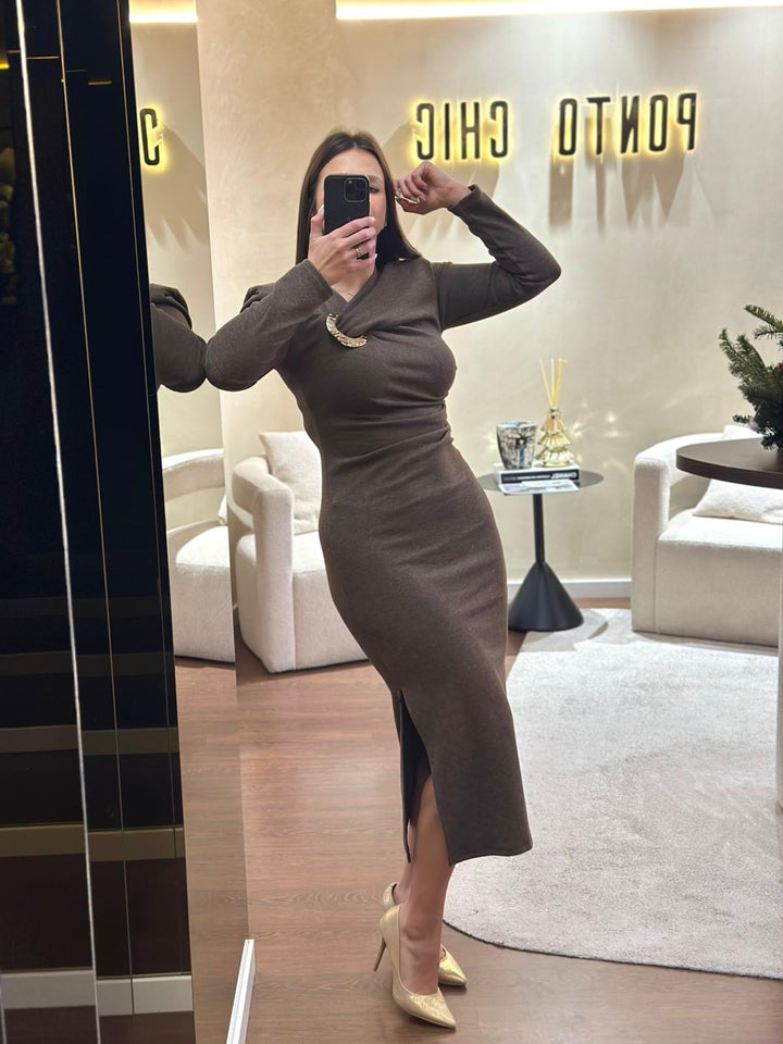 VESTIDO DRAPEADO COM FIVELA DOURADA CASTANHO PONTO CHIC