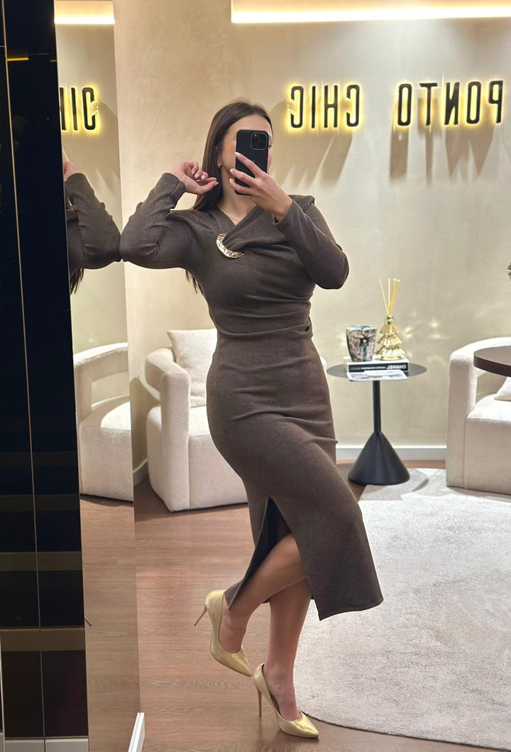 VESTIDO DRAPEADO COM FIVELA DOURADA CASTANHO PONTO CHIC