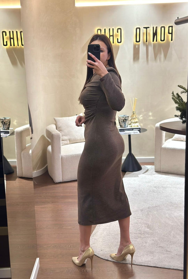 VESTIDO DRAPEADO COM FIVELA DOURADA CASTANHO PONTO CHIC