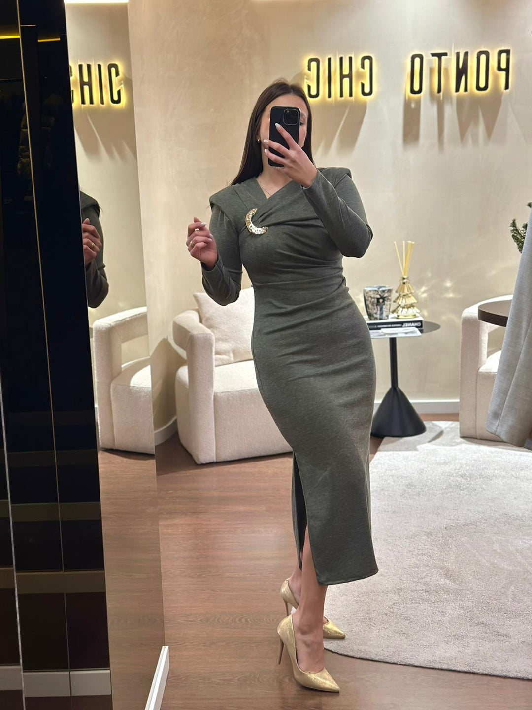 VESTIDO DRAPEADO COM FIVELA DOURADA VERDE PONTO CHIC