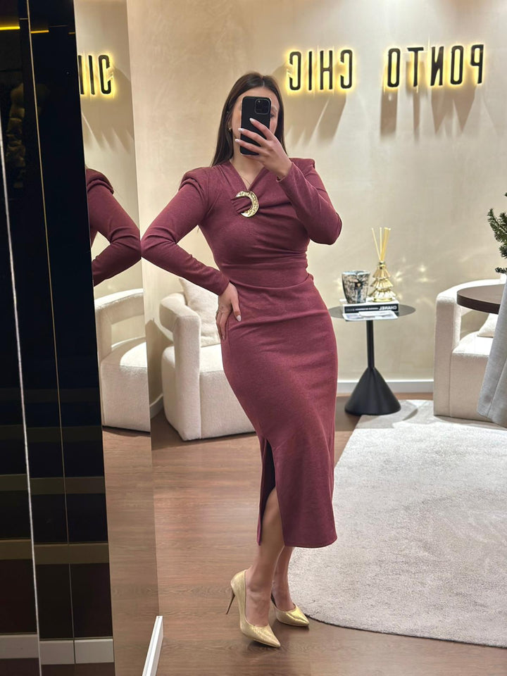 VESTIDO DRAPEADO COM FIVELA DOURADA BORDO PONTO CHIC