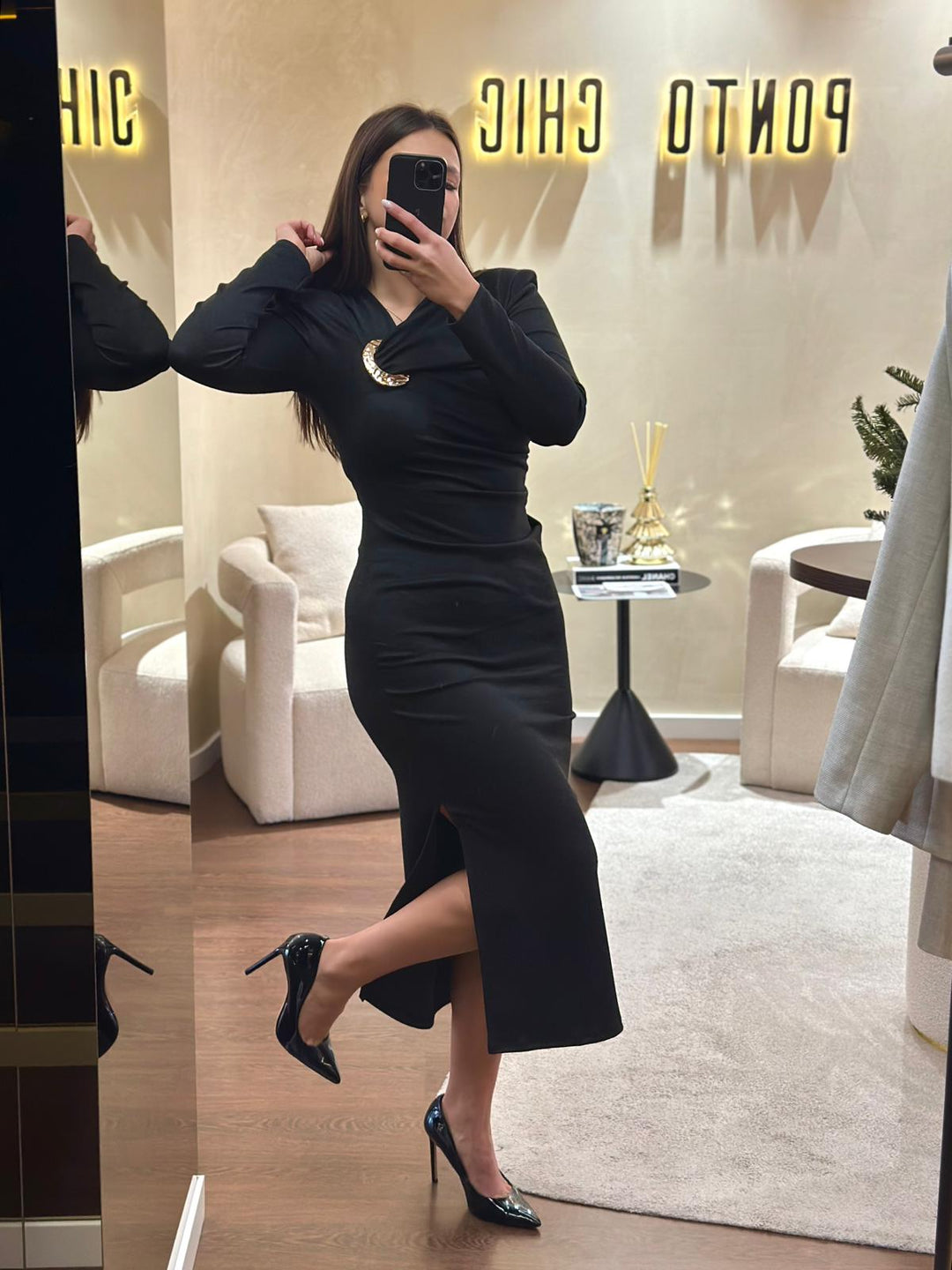 VESTIDO DRAPEADO COM FIVELA DOURADA PRETO PONTO CHIC