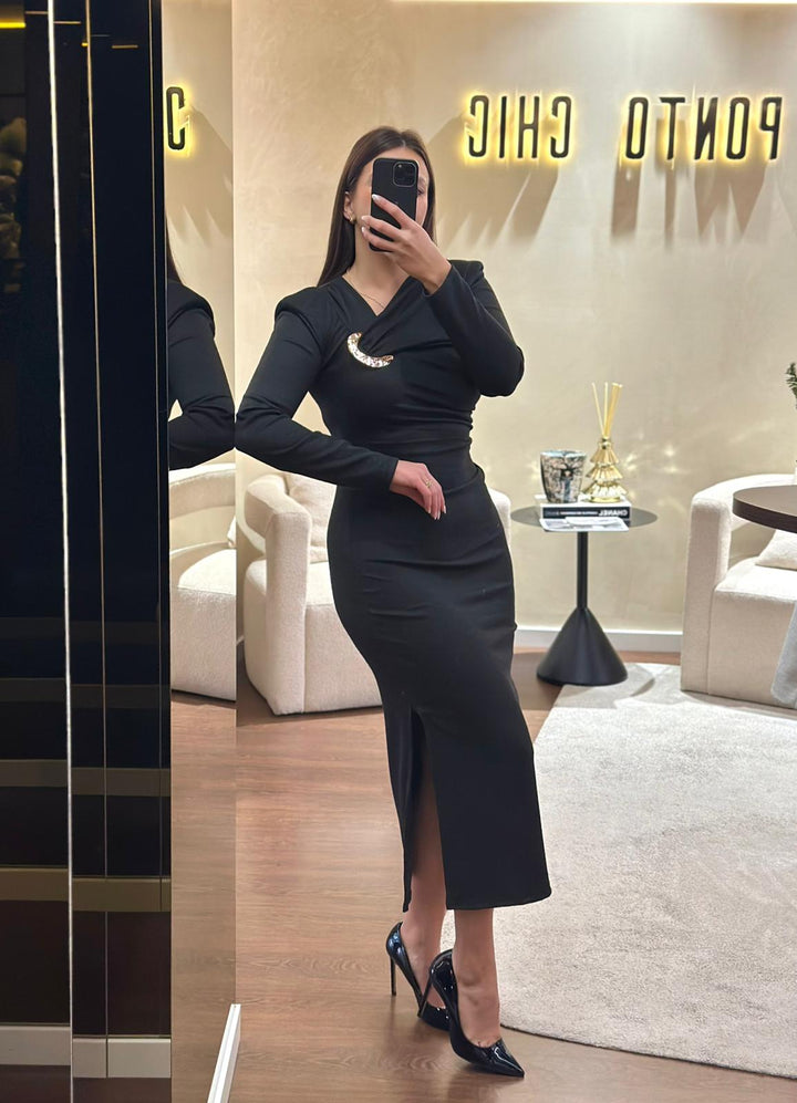 VESTIDO DRAPEADO COM FIVELA DOURADA PRETO PONTO CHIC